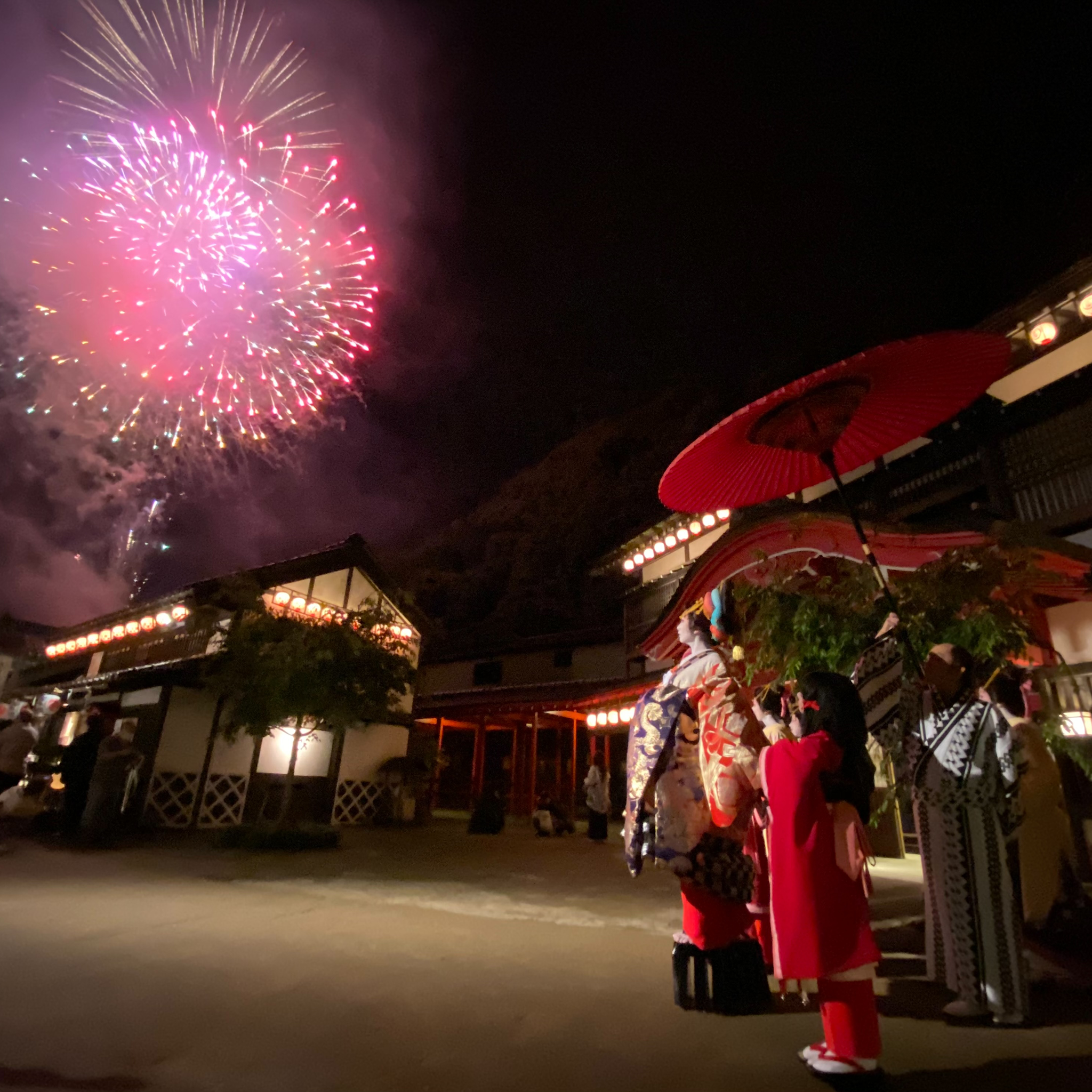花魁道中を彩る打上花火